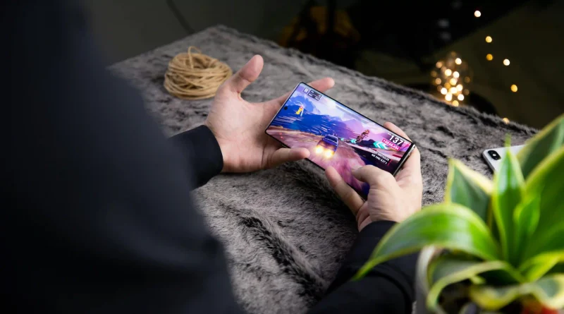 Seseorang bermain game di handphone