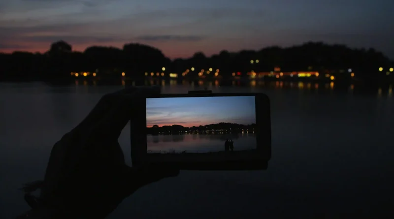 Handphone memotret pemandangan malam.