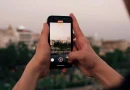Seseorang mengambil foto pemandangan