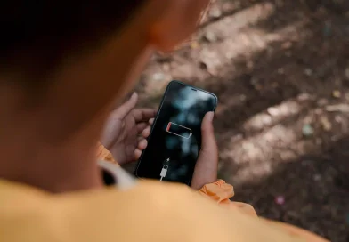 Pengguna HP melihat indikator baterai lemah, ilustrasi smartphone cepat habis baterai